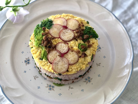 醸豆 テンペストそぼろを使った春らしい、ケーキ仕立てにしたちらし寿司