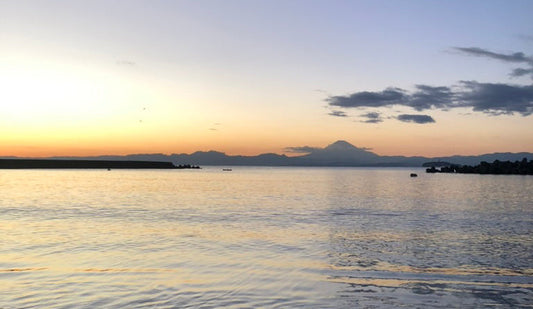 葉山湾越しに眺める富士の夕景